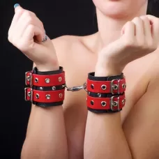 Красно-чёрные наручники из кожи красный с черным 