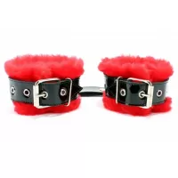 Красные меховые наручники с ремешками из лакированной кожи красный с черным 