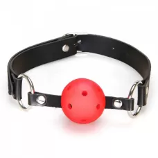 Красный кляп-шарик с отверстиями для дыхания и регулируемым ремешком красный с черным 