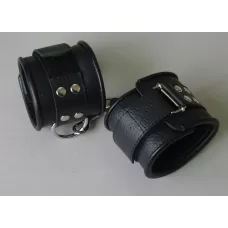 Чёрные кожаные наручники с ремешком с двумя карабинами черный 