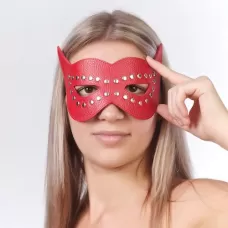 Красная маска на глаза с разрезами и заклепками красный 