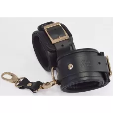 Черные кожаные наручники с золотистыми пряжками и карабином черный с золотистым 