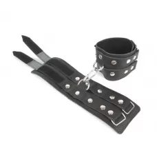 Черные широкие кожаные наручники с заклепками на карабине черный 