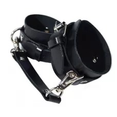 Черные кожаные наручники с соединением на карабинах черный 